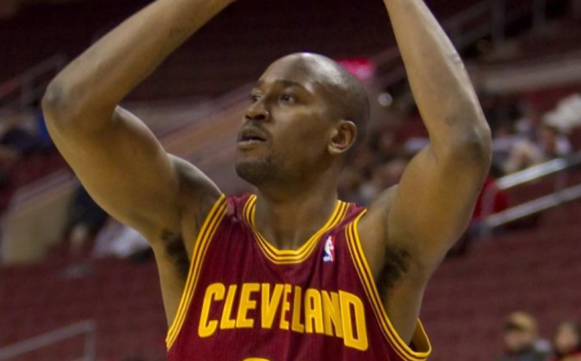 James tuitea para felicitar a Jawad Hason Williams por su retiro